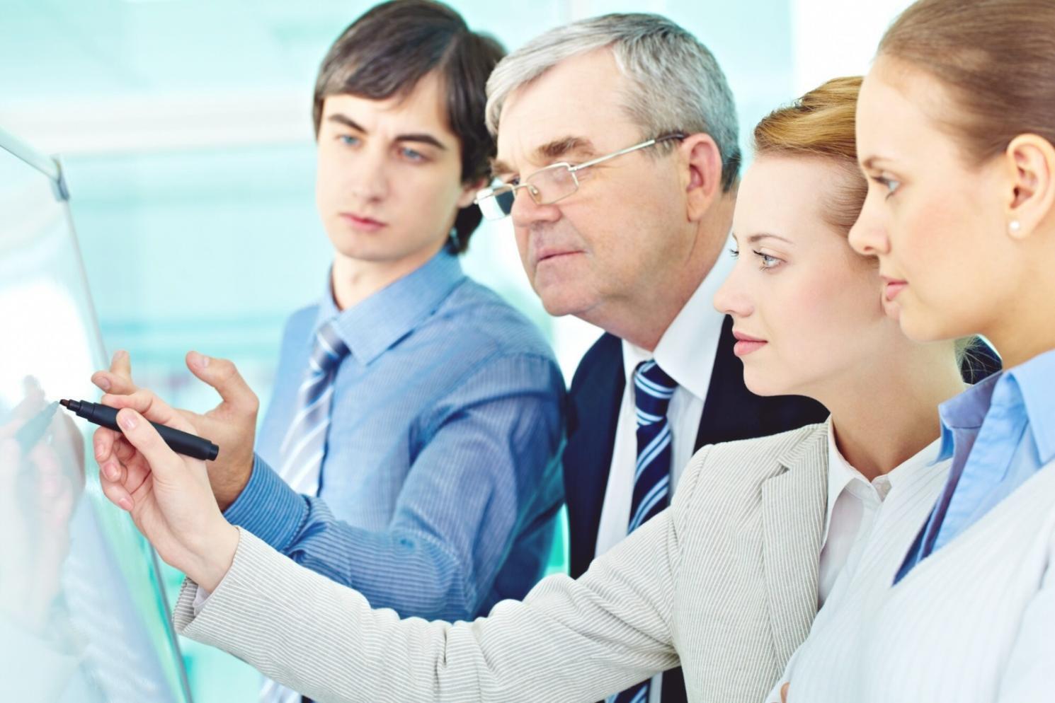 Oficina de merohiradeonario con ambiente de trabajo colaborativo y profesional